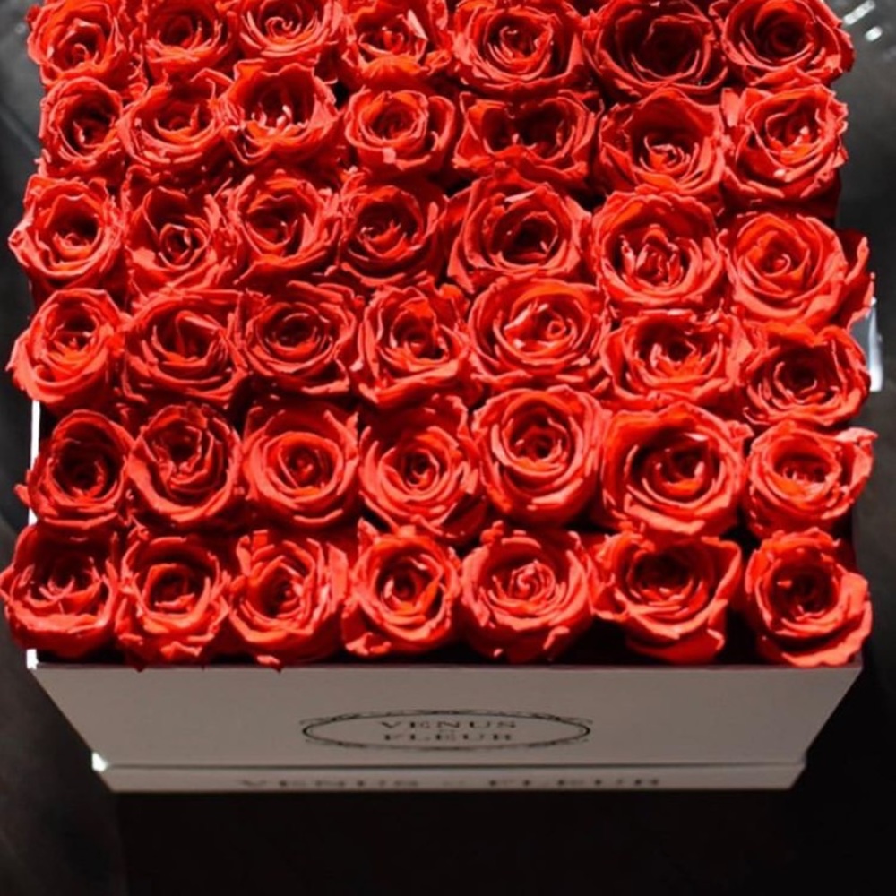 Venus ET Fleur Box of 36 Red Roses - Picture 5 of 6